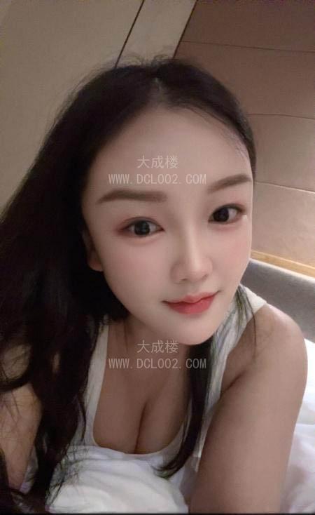 白云颜值女友依依