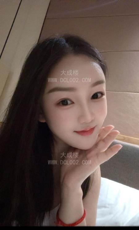 白云颜值女友依依