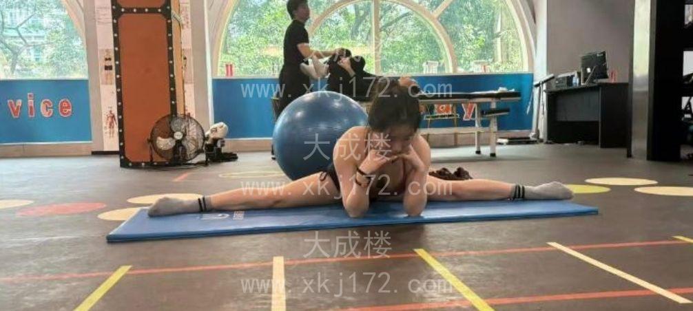 一字马小幸运老师