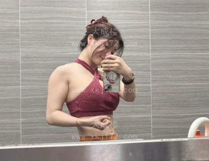 一字马小幸运老师