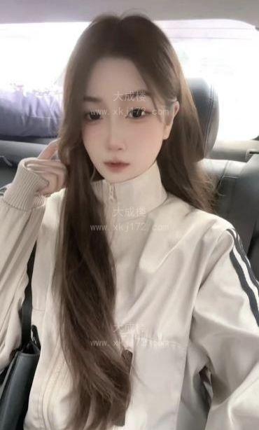 性感苗条零零后妹