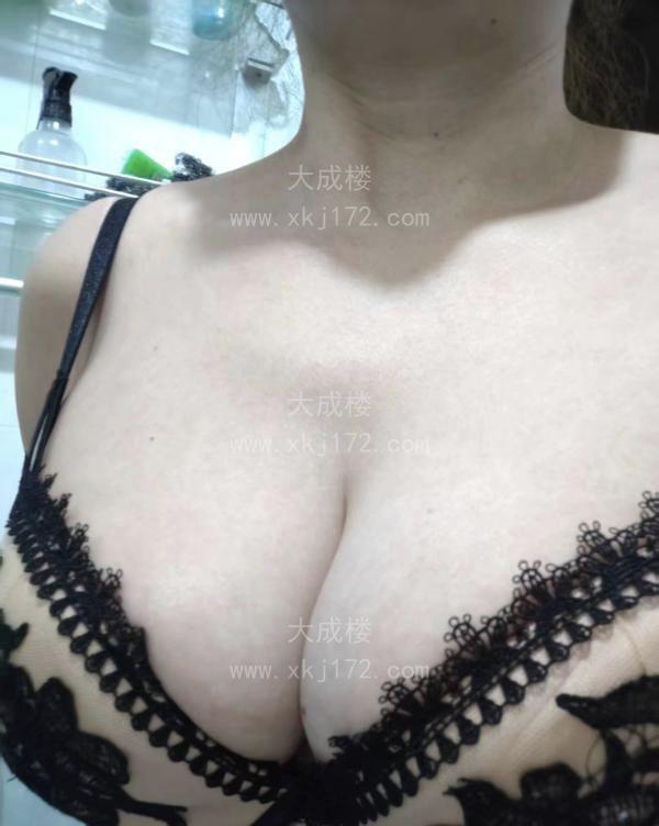 身材苗条的大奶子熟女