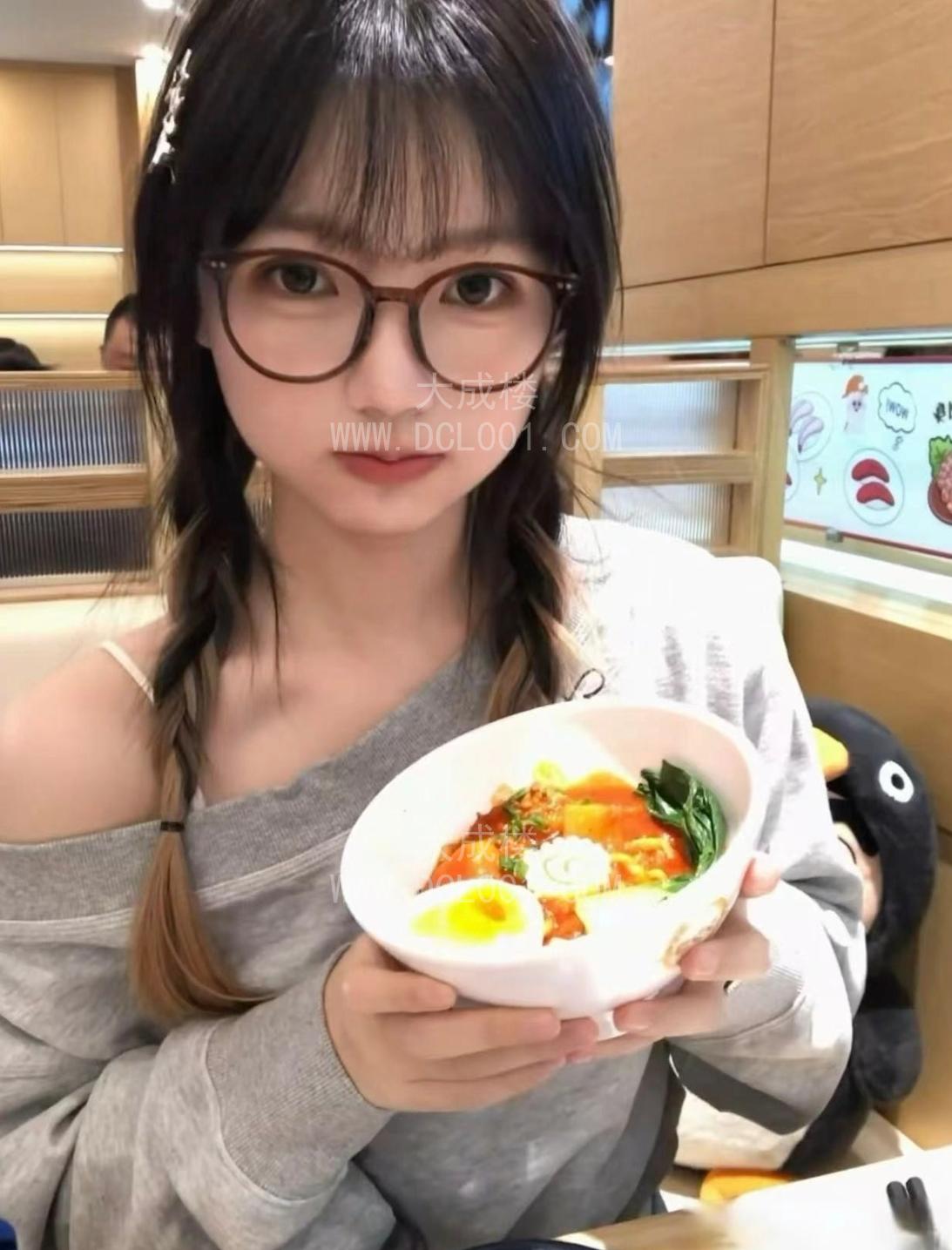 南山童颜大胸女友颜可